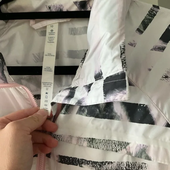 Lululemon windbreaker with hood that can be stored away - Picture 6 of 6